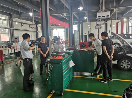 人社局领导到交校(徐卫东)_副本.jpg 人社局领导到交校(徐卫东)_副本.jpg