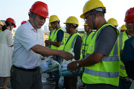 市直工委高书记慰问_副本.jpg 市直工委高书记慰问_副本.jpg