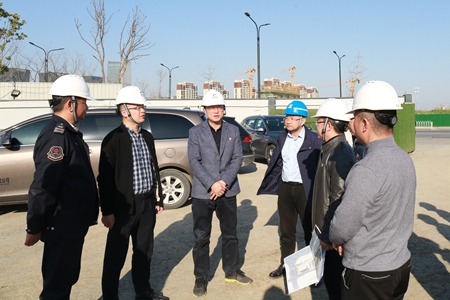 集团领导检查国际商务区停保场2_副本_副本.jpg 集团领导检查国际商务区停保场2_副本_副本.jpg