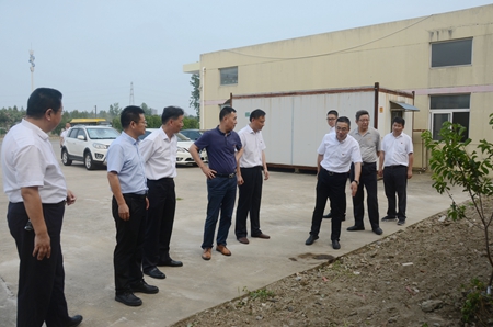 集团领导督查公交2_副本.jpg 集团领导督查公交2_副本.jpg