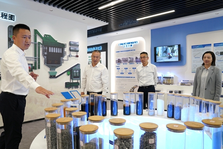 20241009市国资委党委书记、主任陈文荣参观杭州湾绿色养护公司展厅,右起李利、柏卫东、陈文荣.jpg 20241009市国资委党委书记、主任陈文荣参观杭州湾绿色养护公司展厅,右起李利、柏卫东、陈文荣.jpg