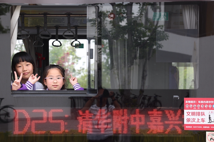【外媒】市本级打造首条小学生定制公交录用4月17日嘉兴日报第1版赵颖硕摄 (1)_副本.jpg